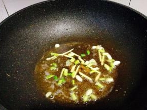加入葱头，姜丝爆香