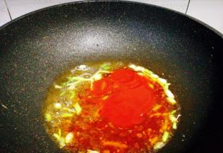 加入甜辣酱，番茄酱，