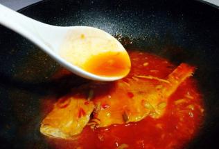 小火慢慢收汁，可以将汁 慢慢浇在鱼上，其之更好入味