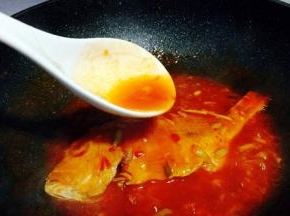 小火慢慢收汁，可以将汁 慢慢浇在鱼上，其之更好入味