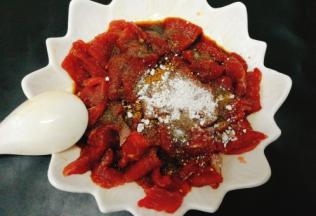 适量淀粉，胡椒粉，盐