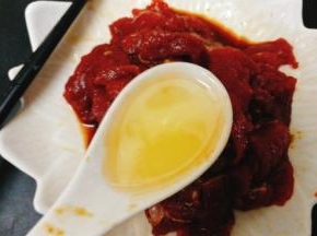 加入1汤勺食用油，再次拌均匀