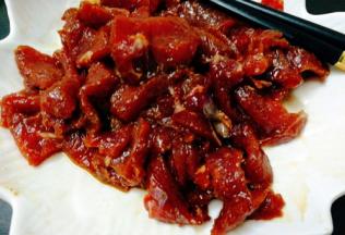 腌好的牛肉片再拌一下