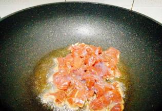 起油锅，放入牛肉片