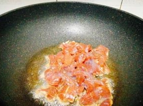 起油锅，放入牛肉片