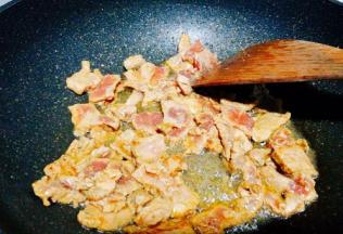 快速翻炒，大火哦