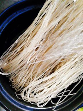 取红薯粉丝，洗净，