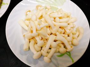 蟹味菇去头，用淡盐水浸泡洗净干净