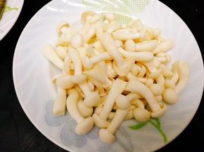 蟹味菇去头，用淡盐水浸泡洗净干净