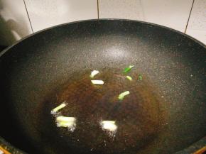 将葱头爆香