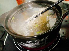 夹入泡好的红薯粉丝，盐