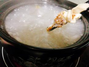 葱头酥油，盖上盖子煮10分钟，期间记得搅动下