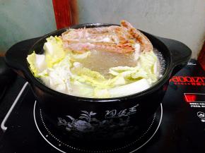 煮皮皮虾发红即可加入白菜