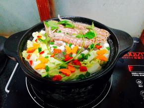 撒上小红椒，葱，香菜