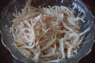 然后将鸡胸肉撕成细丝