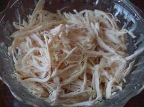 然后将鸡胸肉撕成细丝