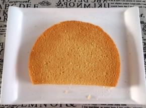 另一个8寸蛋糕也同样切出2片蛋糕，将一片在直径1/4处切断，留大片