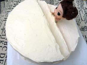 盖上余3/4的蛋糕片，抹奶油撒火龙果碎，再盖上半片蛋糕，表面抹平奶油