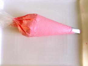 彩色淡奶油装入裱花袋