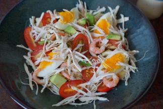 然后将所有材料放入碗中