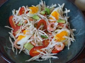 然后将所有材料放入碗中