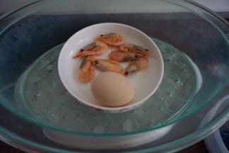 鸡蛋和虾也蒸熟