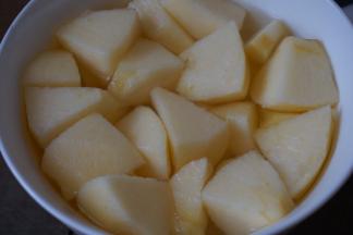 苹果切片后放入盐水里泡一下