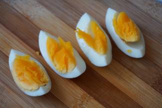 鸡蛋切成四块