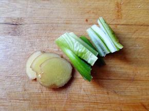 葱切段，姜切片，