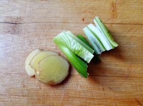 葱切段，姜切片，