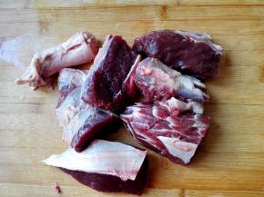 用清水反复冲洗干净，切成大块，