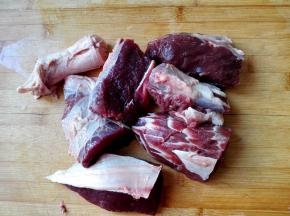 用清水反复冲洗干净，切成大块，