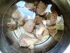 水开后，捞出牛肉，投入凉水中，冲洗干净，