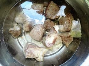 水开后，捞出牛肉，投入凉水中，冲洗干净，