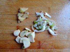 葱切末，姜切小片，蒜切片，