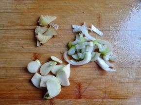 葱切末，姜切小片，蒜切片，
