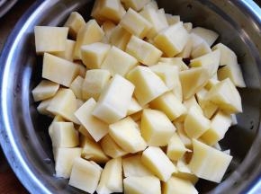 土豆去皮后，切成适量块，注意不马上做的话，土豆要泡在清水里，这样才不会变色，