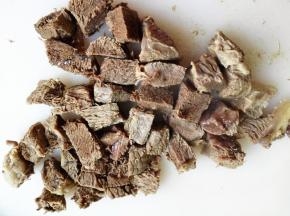 牛肉煮熟了，拿出来切成比土豆略大的块，