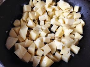 倒入土豆块，翻炒，