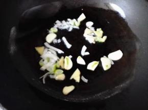 锅热后，倒入油，油热了，放入葱，姜和蒜爆香，