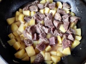 等土豆快要熟的时候，放入牛肉，
