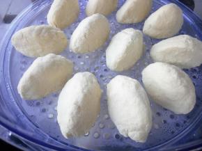 中大火蒸35分钟左右，锅里的水要多放，以免耗干水分，锅干烧