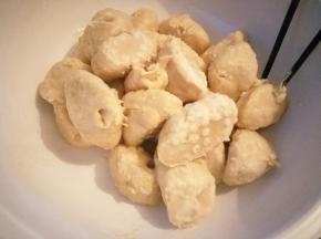 蒸好的窝头夹到盆里