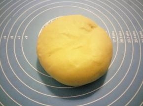 趁热放硅胶垫上揉匀，木头案板发黏