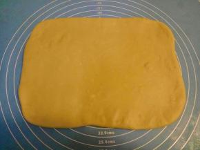 擀成长方形薄片，也不要太薄