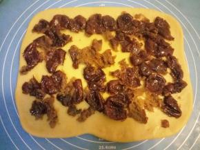 均匀铺上煮好的枣