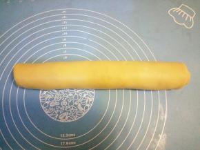 卷好封口朝下盖布放凉，放的捏起来感觉稍微硬一些