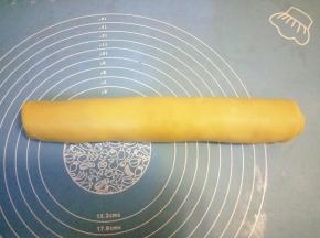 卷好封口朝下盖布放凉，放的捏起来感觉稍微硬一些