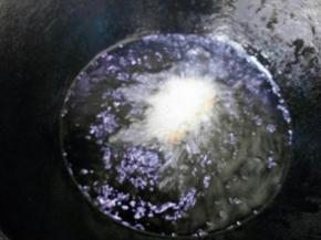 锅里倒适量油，油温看筷子放入冒小泡即可，放入糕片小火炸制两面金黄沥油出锅即可