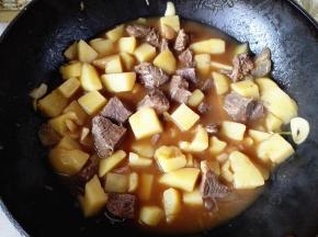 咖喱化开后，加入少许盐调味准备出锅。